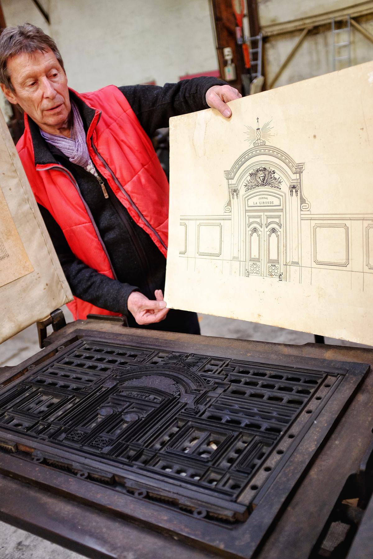 Bernard Poitevin avec une épreuve typographique représentant l’hôtel de Cheverus, siège de « Sud Ouest » de 1944 à 2009.